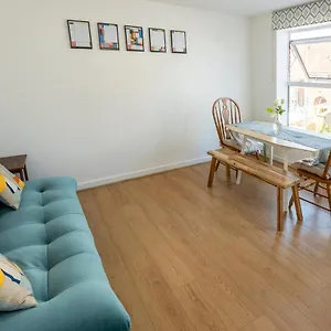 Pass The Keys Modern Stylish With Parking Apartment