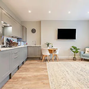 Walk Southbourne Sobo Sleeps 4 Apartment
