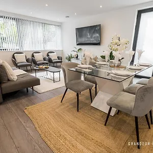 Carbery Ridge By Grandeur Apartment