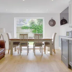 Newly Renovated 3 Bedroom Victorian Detached House Holiday home